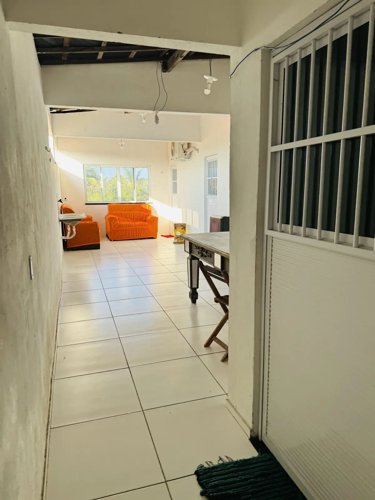 Fachada da Pousada Brisa do Futuro com o letreiro pintado