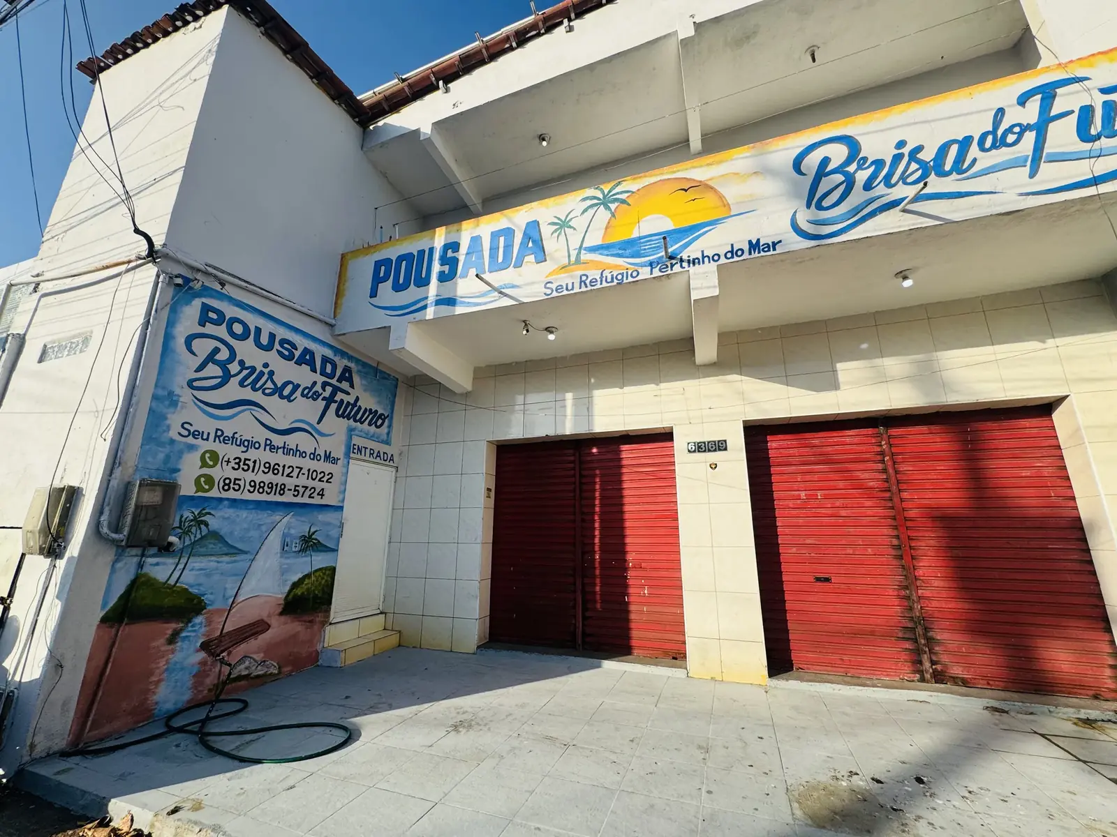 Letreiro pintado da Pousada Brisa do Futuro