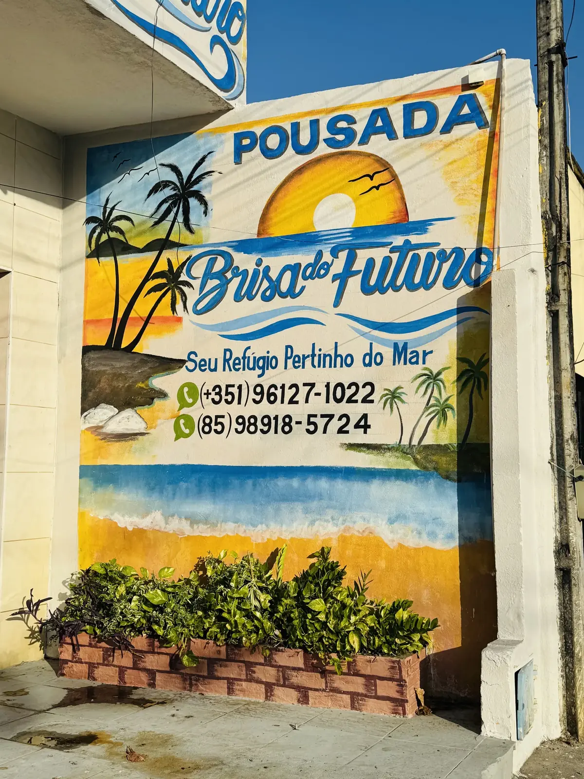 Detalhe do letreiro da Pousada Brisa do Futuro